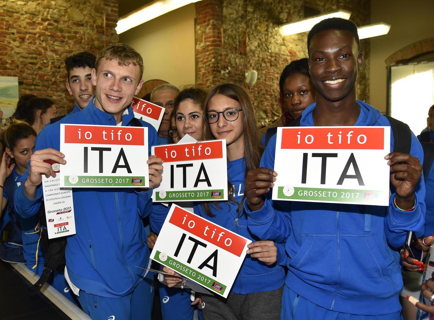 Atleti in sala Pegaso con il cartello del Ccn "Io tifo ITA" (foto Agenzia Bf)