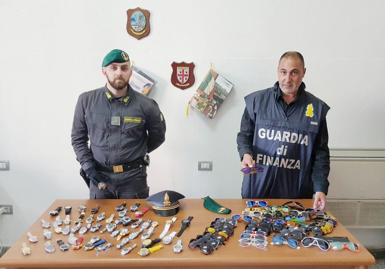 La merce contraffatta sequestrata dalla guardia di finanza a Cagliari