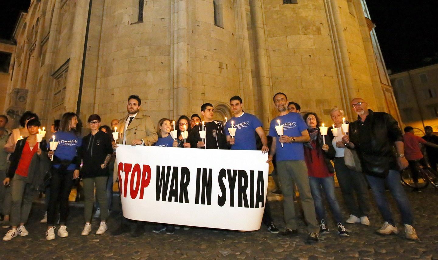 Modena, fiaccole di speranza per dire basta alla guerra in Siria  