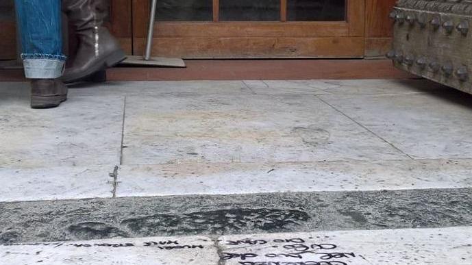 Scritta a pennarello compare sui marmi del Battistero di Pistoia
