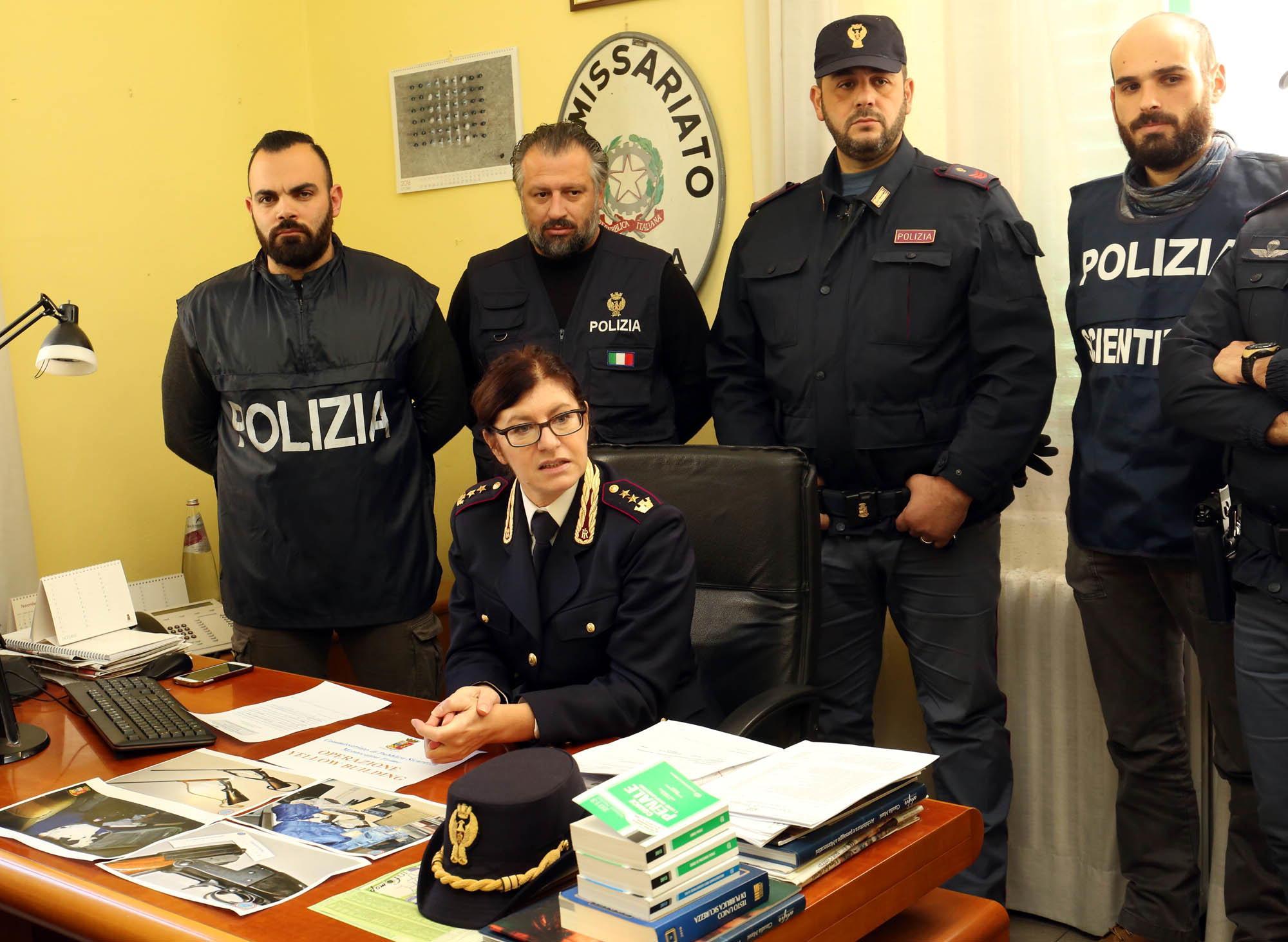 La dirigente Mara Ferasin con alcuni dei poliziotti autori dell'arresto