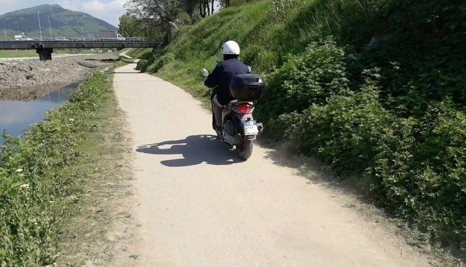 Il centauro in scooter lungo la pista ciclabile in viale Galilei 