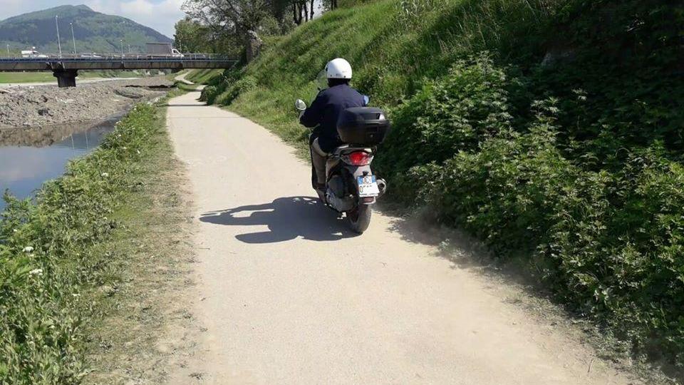 Il centauro in scooter lungo la pista ciclabile in viale Galilei