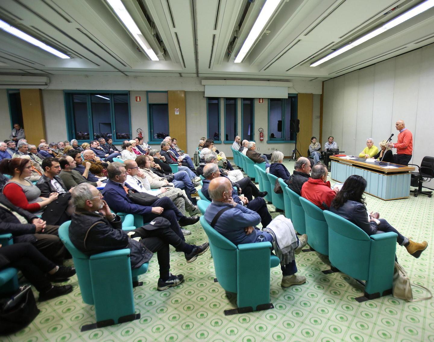 L’assemblea di due settimane fa al Centro congressi contro l’aumento della tassa di bonifica (foto Nucci)