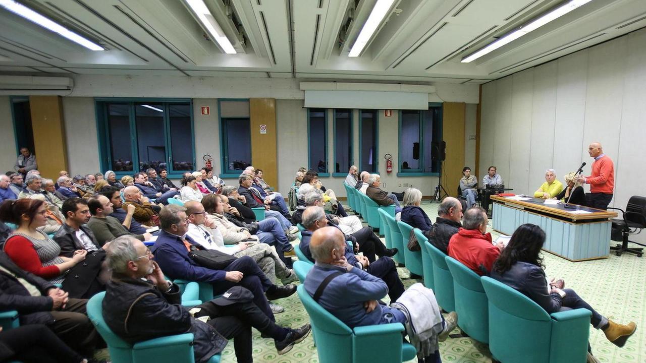 L’assemblea di due settimane fa al Centro congressi contro l’aumento della tassa di bonifica (foto Nucci)