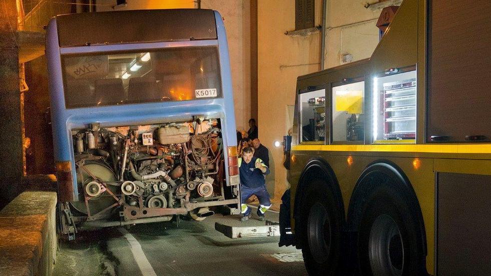 Il bus incastrato nella strettoia a Montescudaio (foto Anna Maria Bondani)
