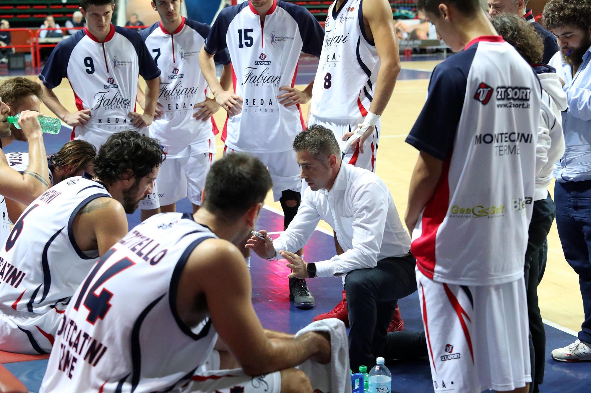 Coach Federico Campanella durante un time out