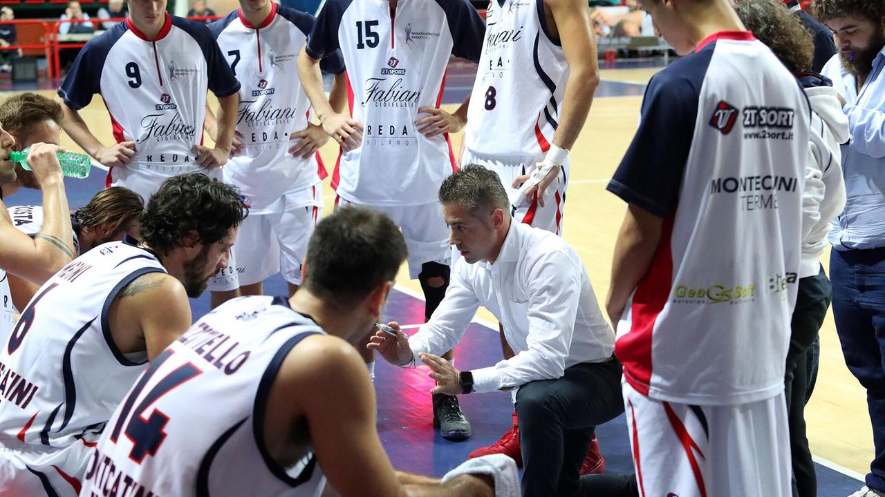 Coach Federico Campanella durante un time out