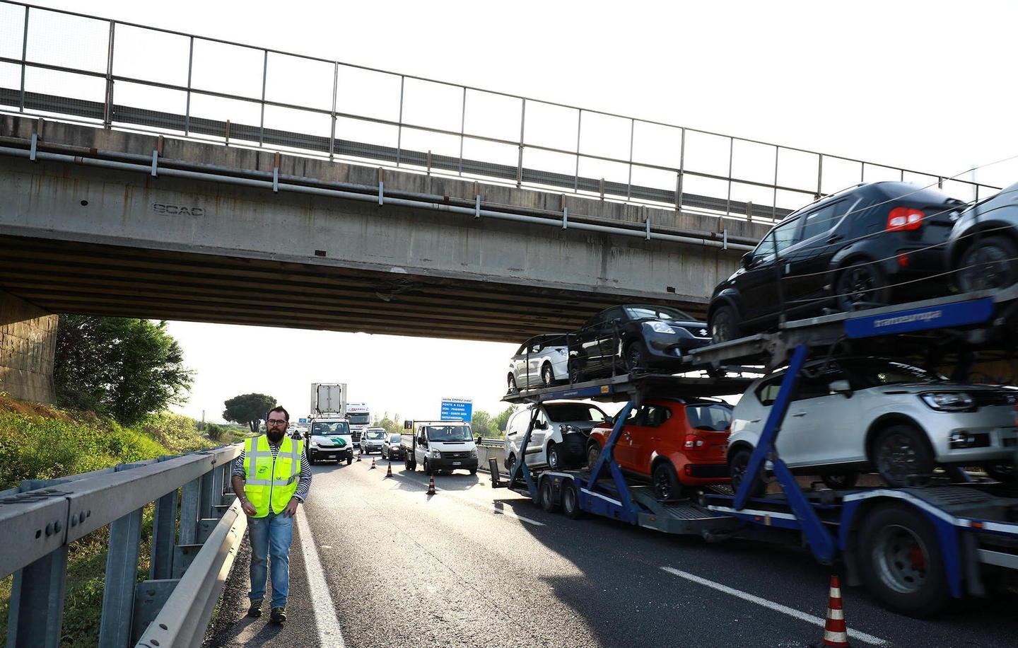 Il cavalcavia danneggiato (foto Agenzia Sestini)