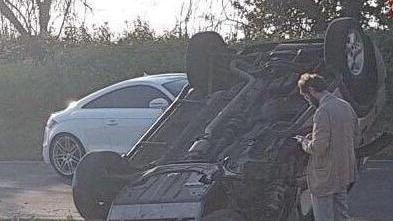 Conducente illeso nell’auto ribaltata