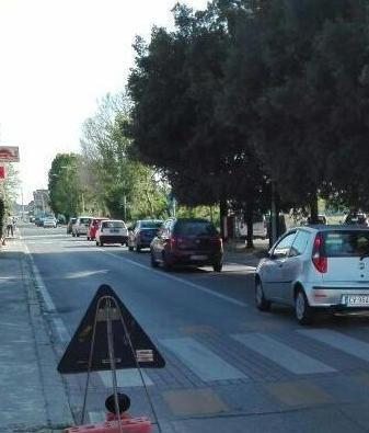 Treno guasto e passaggio a livello giù Disagi ai Passi