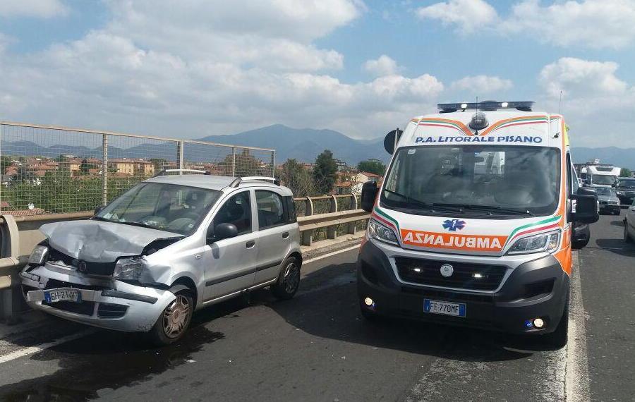 Tamponamento fra tre auto manda in ospedale sei persone