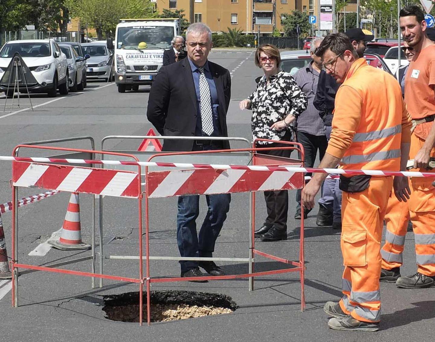 Finisce con l’auto in un “cratere” 