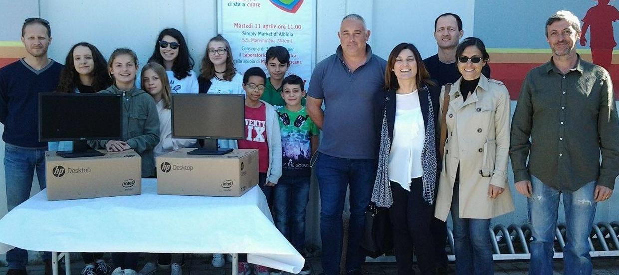 Il Simply dona tre computer alla scuola media di Magliano