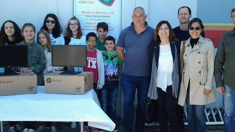 Il Simply dona tre computer alla scuola media di Magliano