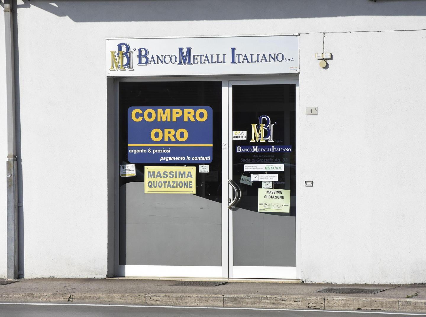 «Dammi i soldi»: scappa a mani vuote 