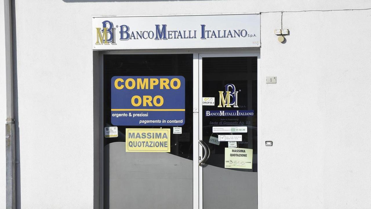 «Dammi i soldi»: scappa a mani vuote