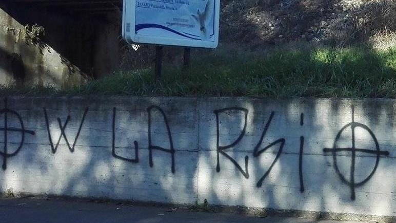 È caccia aperta al “writer” neofascista