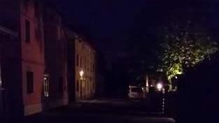 «Siamo senza luce da ventisette anni» Rabbia in via Argine