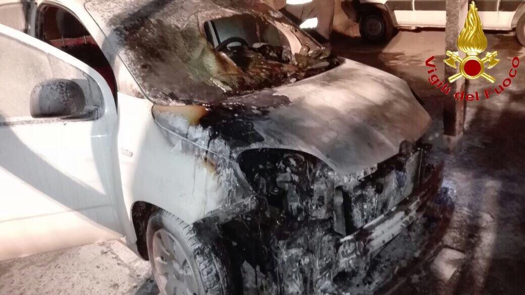 Bosa, attentato incendiario nel cortile della Capitaneria di Porto: distrutta un'auto