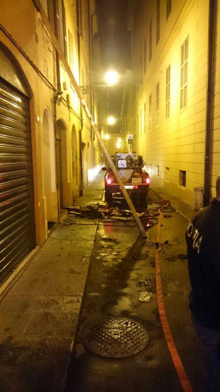 Modena, fiamme in un appartamento in centro: morti tre gatti 