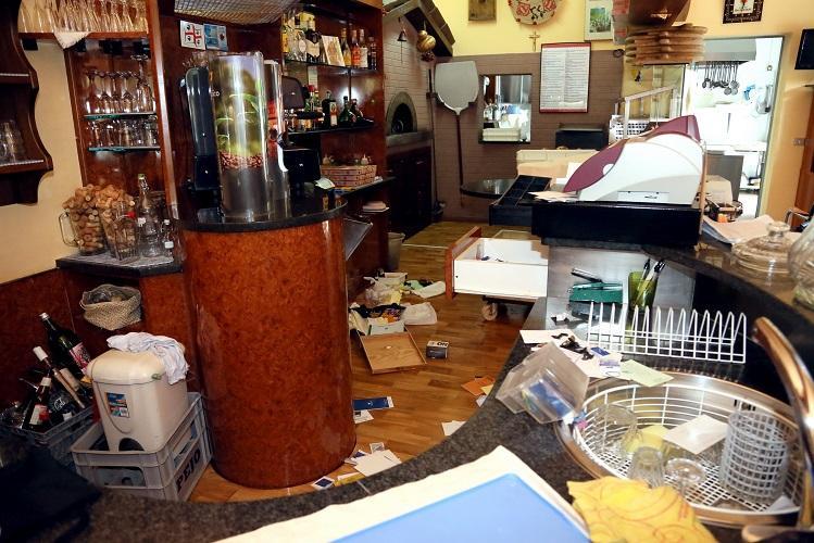 Modena, ladri alla pizzeria "I 4 Umori": rubati pc, soldi e pure i cioccolatini