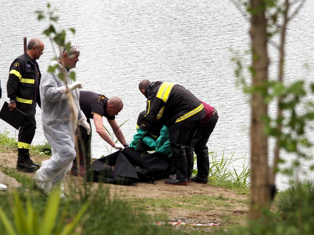 Il cadavere viene chiuso nel sacco nero