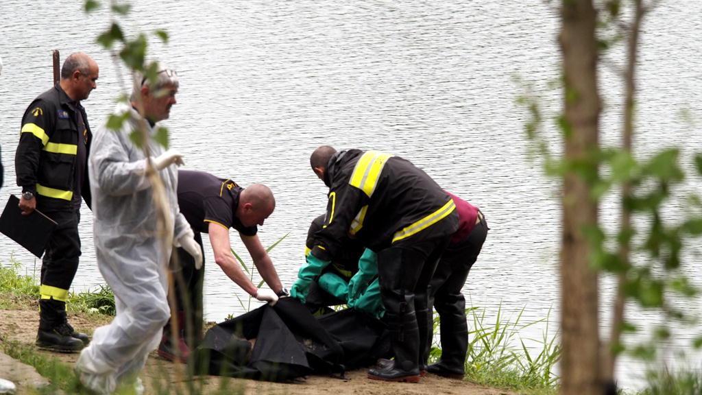 Il cadavere viene chiuso nel sacco nero