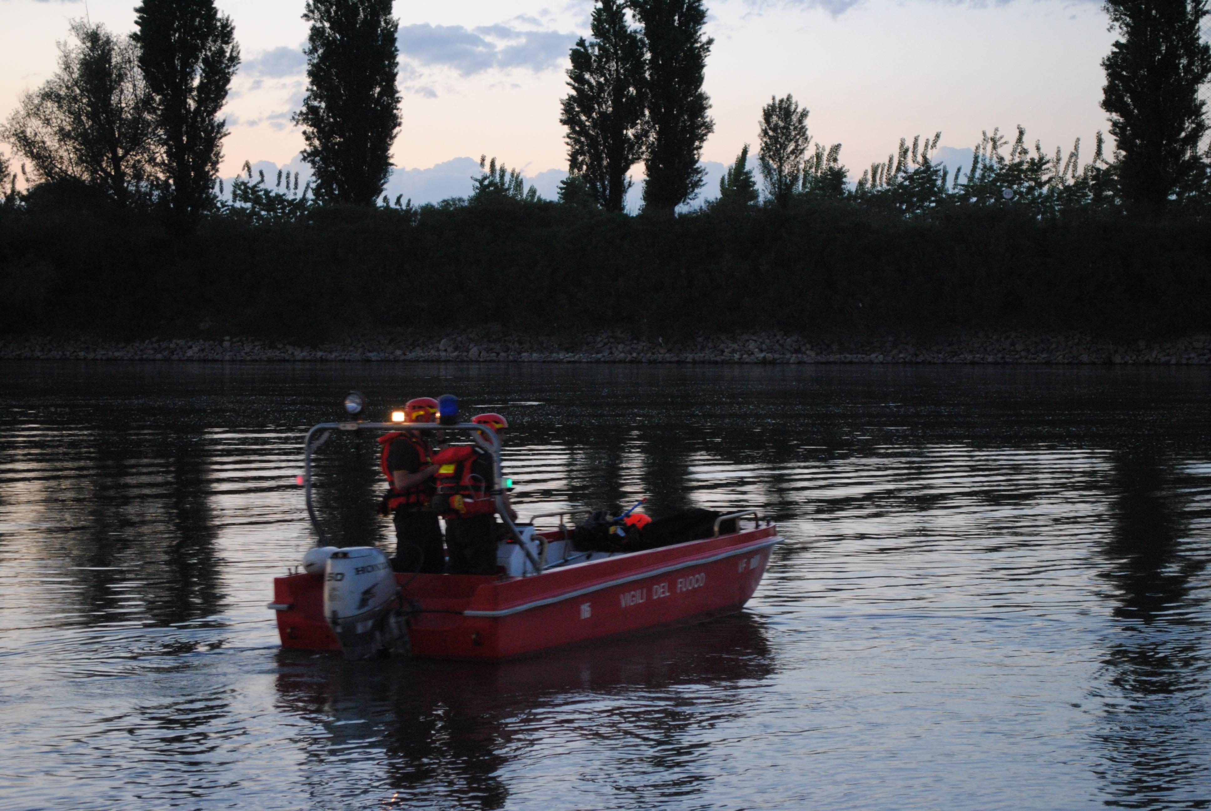 Allarme a Boretto, donna si immerge nel Po e scompare