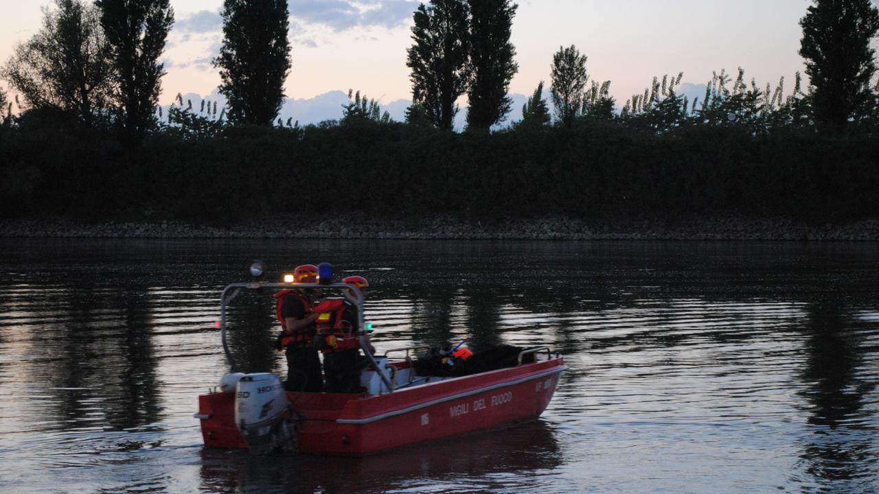 Allarme a Boretto, donna si immerge nel Po e scompare