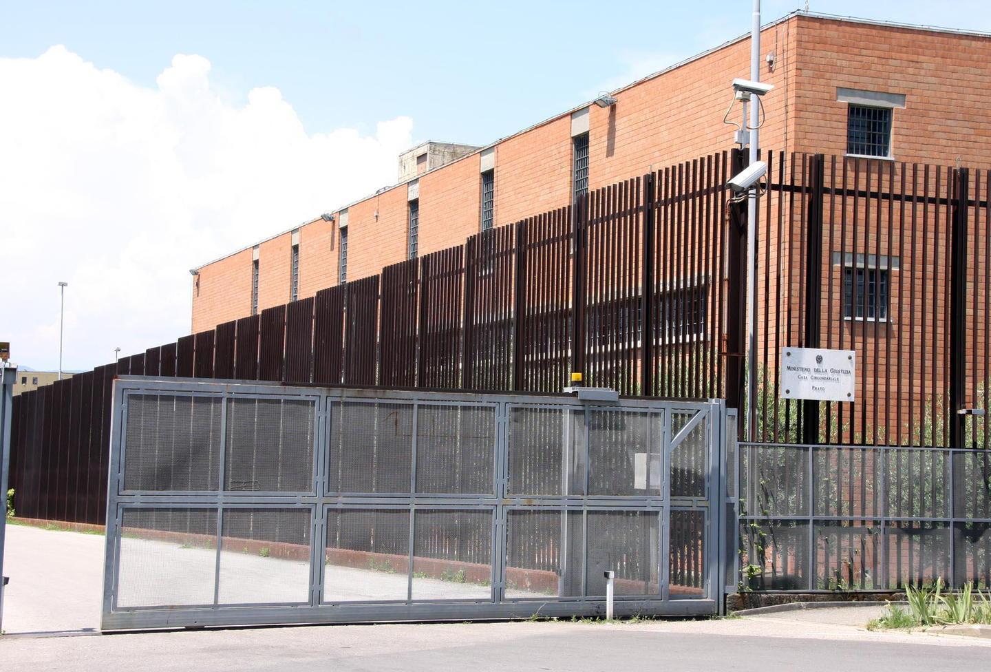 Agente penitenziario colpito a un braccio con una stampella