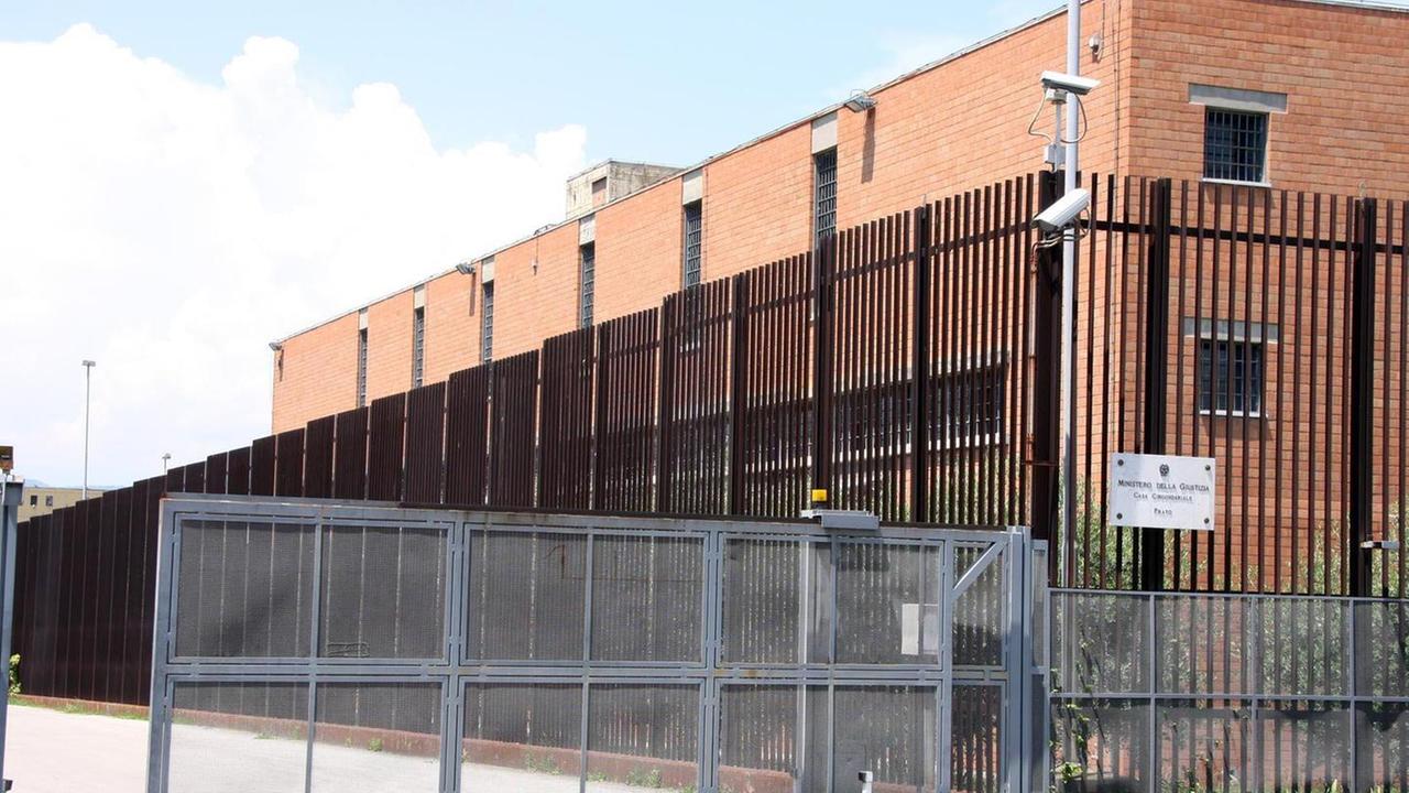 Agente penitenziario colpito a un braccio con una stampella