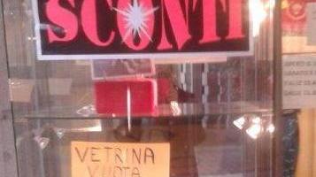 Vetrina vuota per furto al Gambrinus