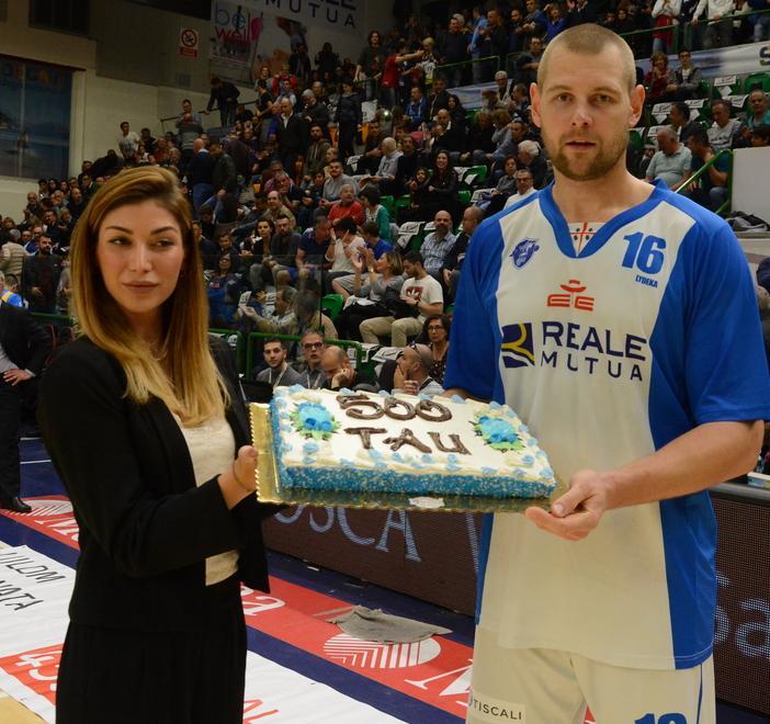 tau Lydeka viaggia in 500