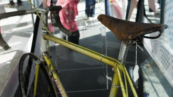 Le maglie, le bici e i trofei: in mostra i cimeli del Giro 
