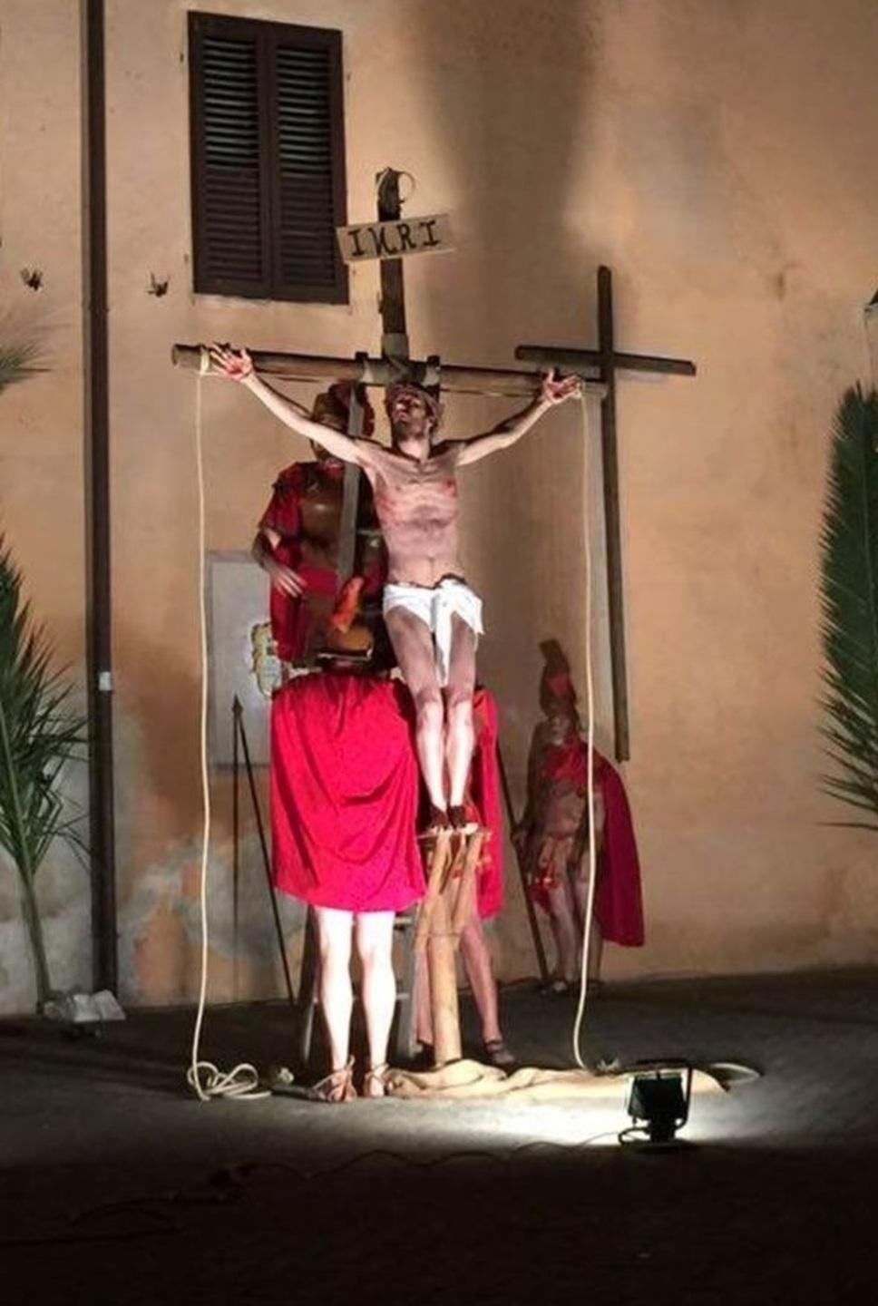 In tanti alla rappresentazione della Via Crucis a S. Frediano