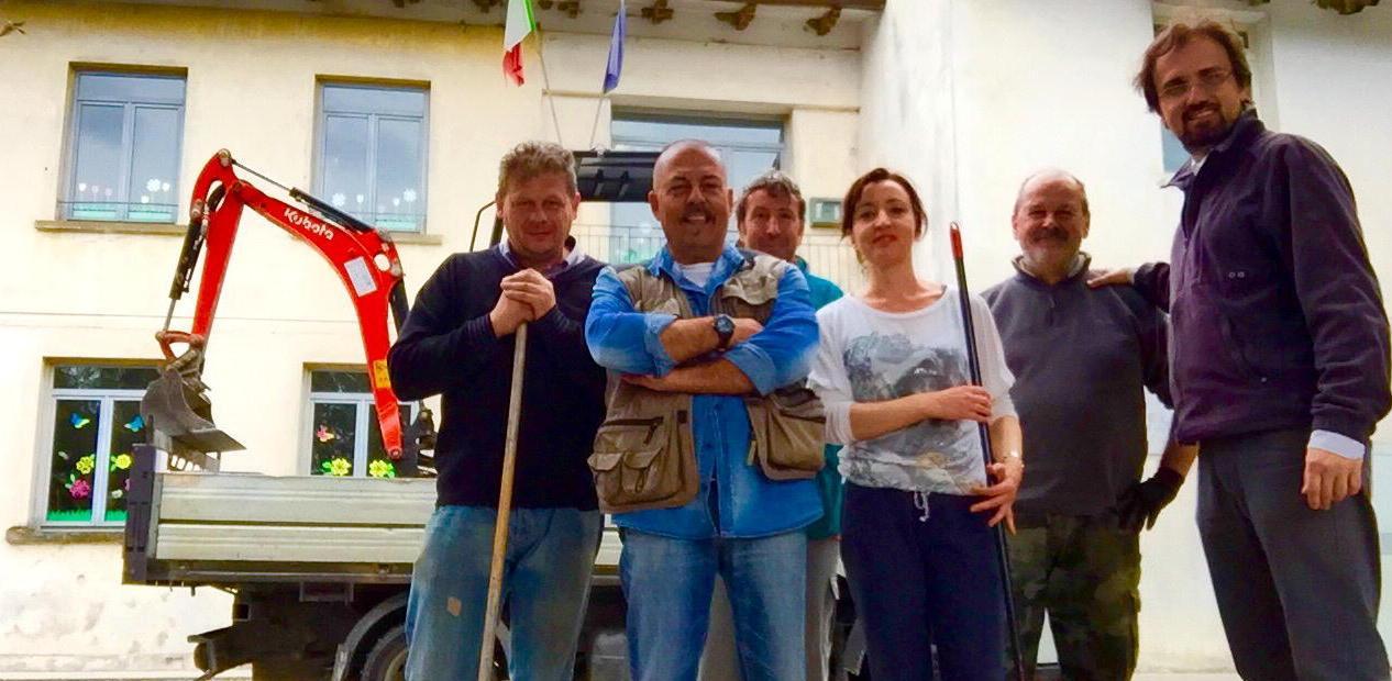Il cortile della scuola “spianato” dai consiglieri 