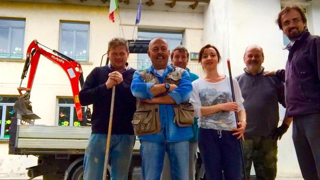 Il cortile della scuola “spianato” dai consiglieri