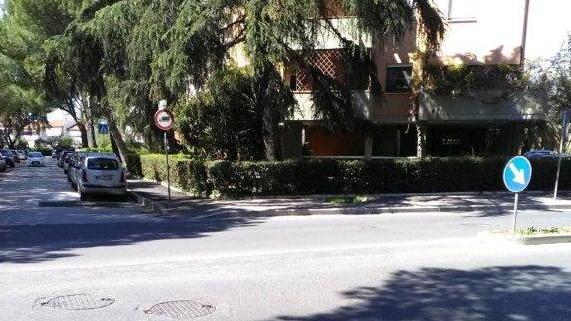 In via Uranio due tombini tolgono il sonno ai residenti