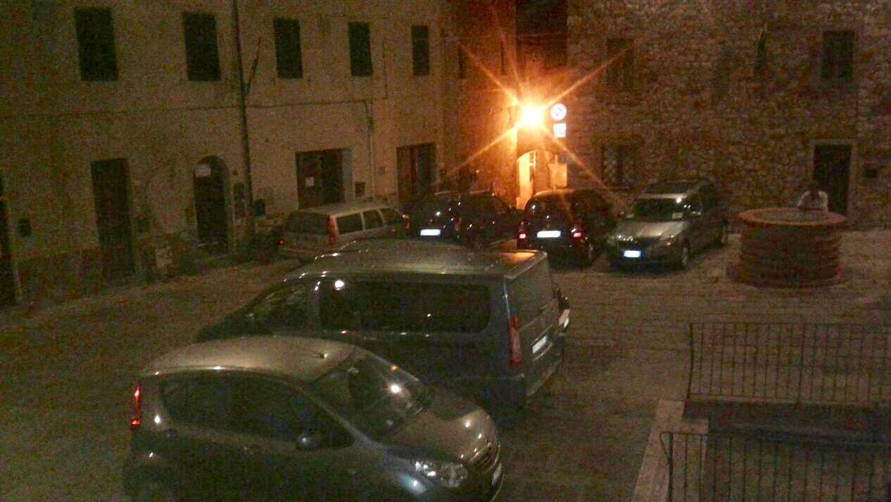 Auto parcheggiate in piazza L’ambulanza non fa manovra 