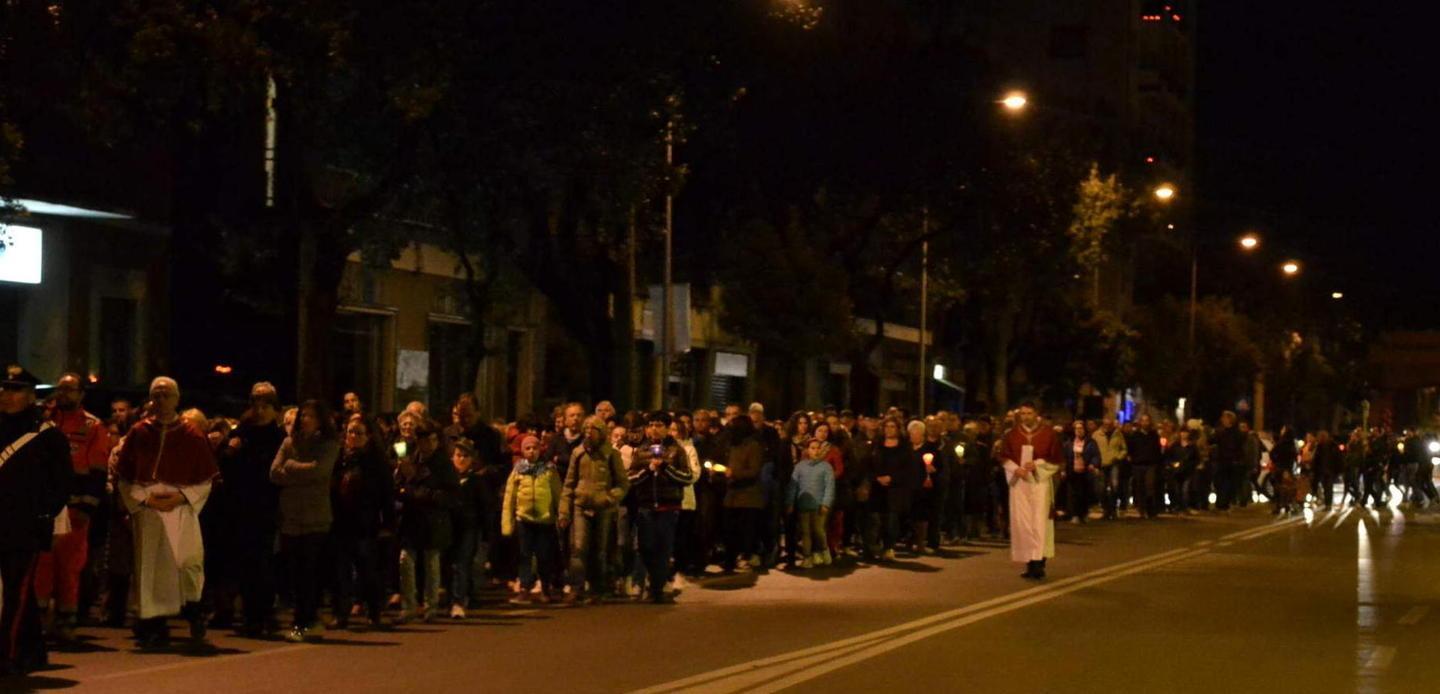 Duemila persone alla Via Crucis 