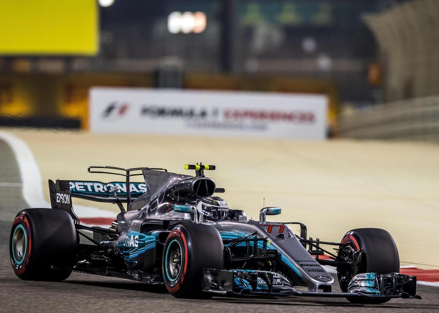Il finnico Bottas volpe nel deserto 