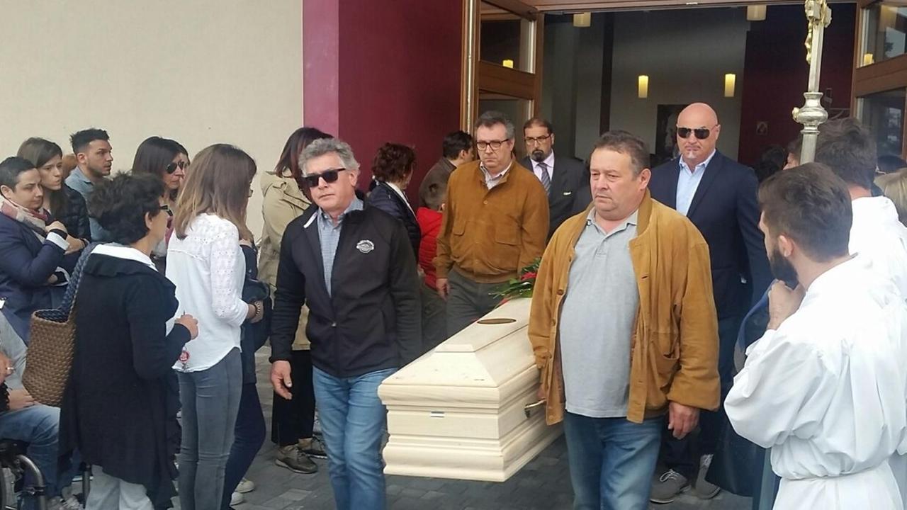 Un applauso per l’addio all’attore dei centesi