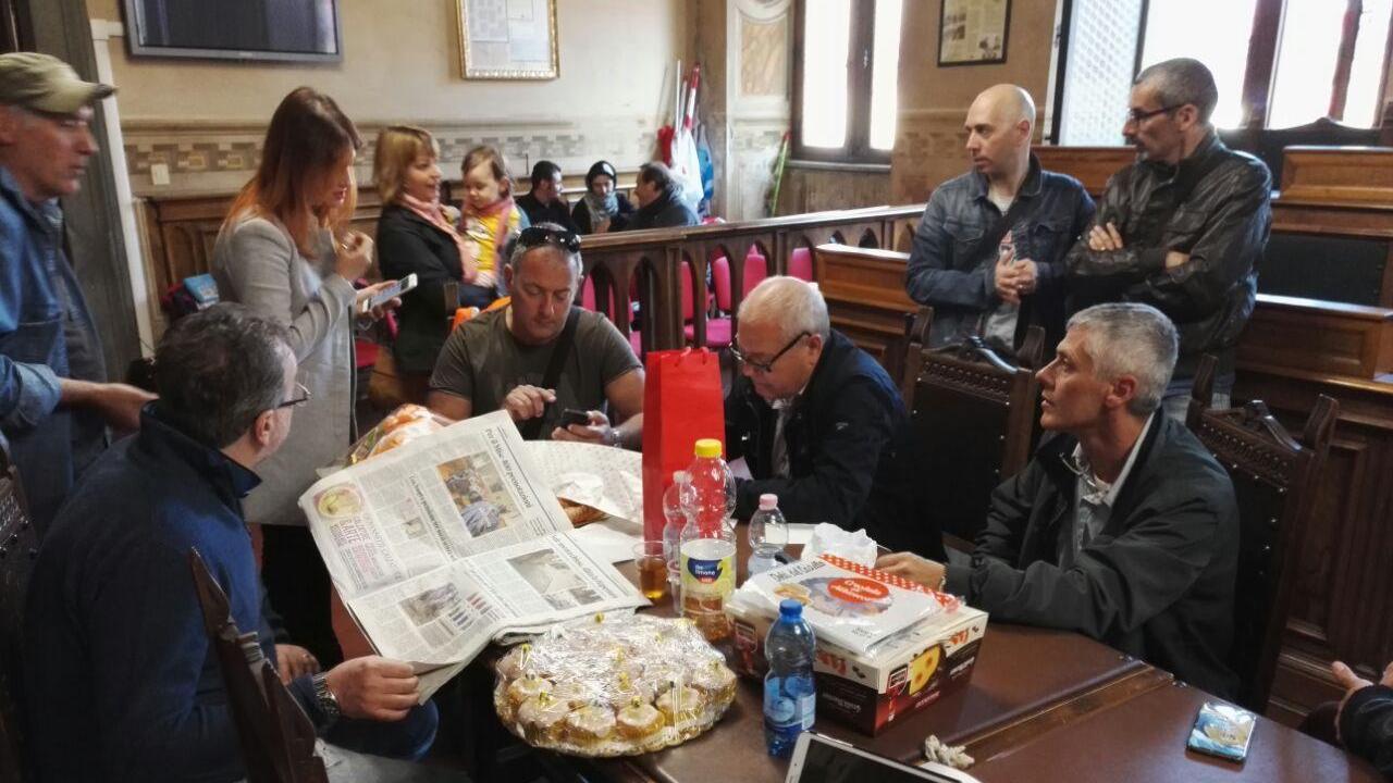 Sindacalisti e operai in sala consiliare il giorno di Pasqua (foto Paolo Barlettani)