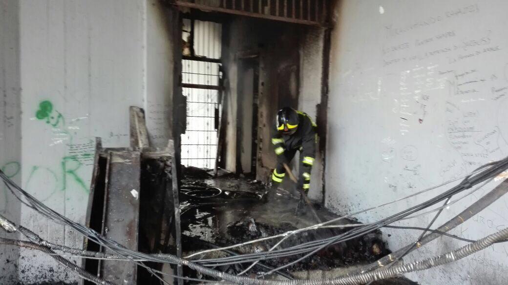I vigili del fuoco al lavoro per spegnere le fiamme nel municipio di Arbus