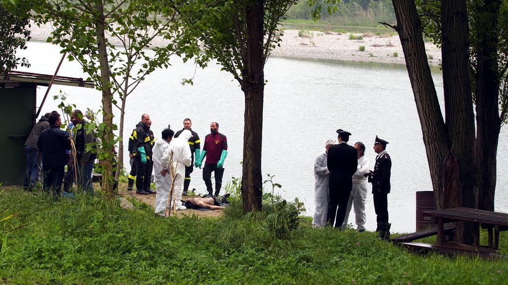 Gli inquirenti sul luogo del ritrovamento del cadavere