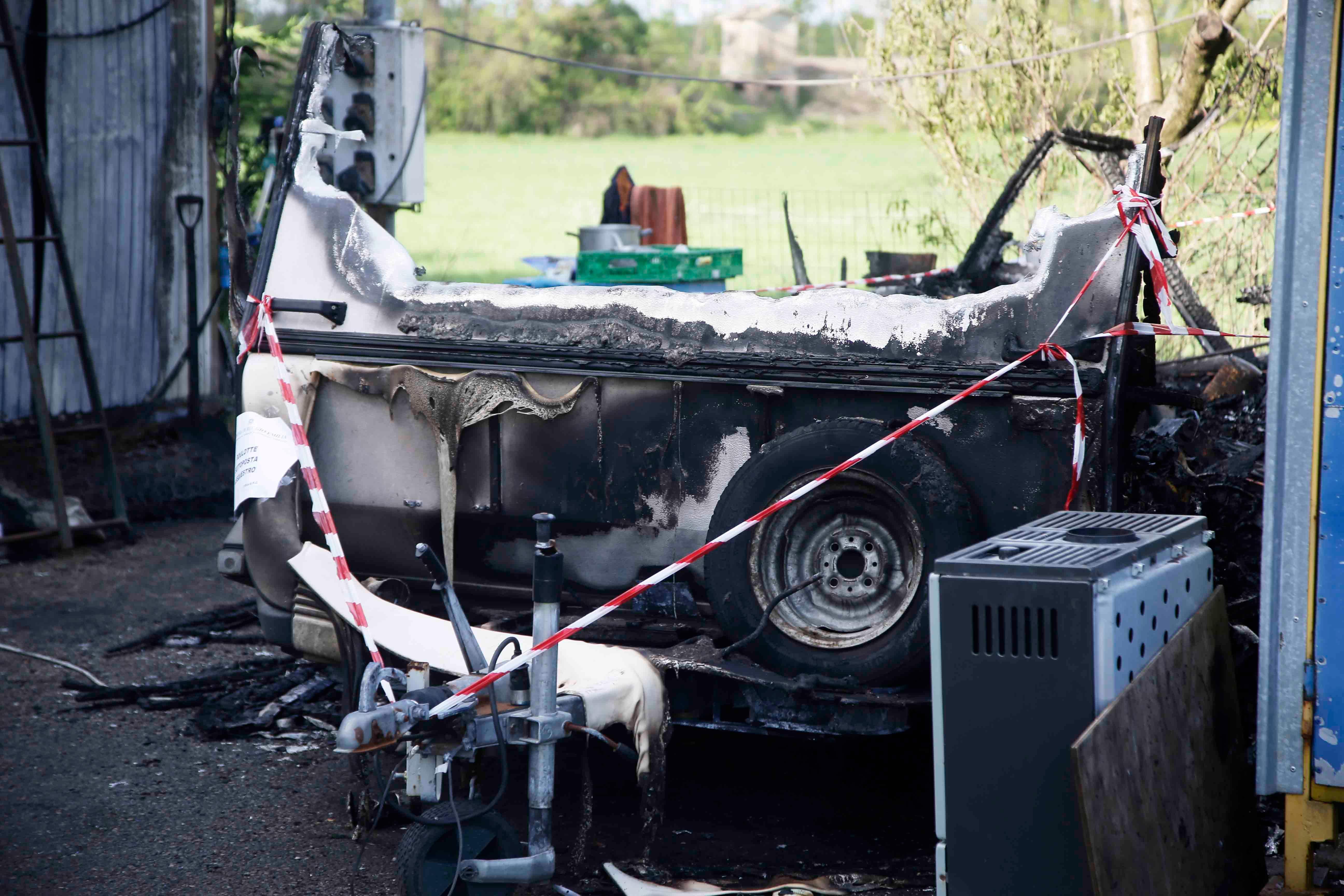 Roulotte in fiamme a Roncocesi, donna muore carbonizzata 