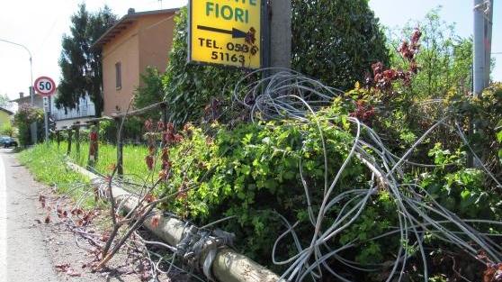Castellarano, Tir con cassone alzato abbatte pali di luce e telefono