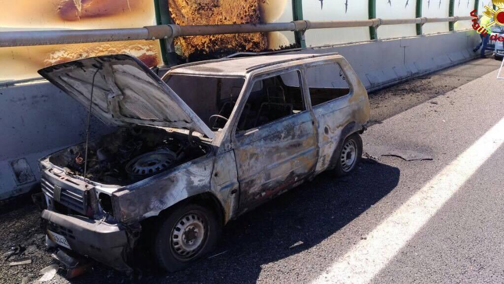 Auto a fuoco sull'A12: illesi i passeggeri 