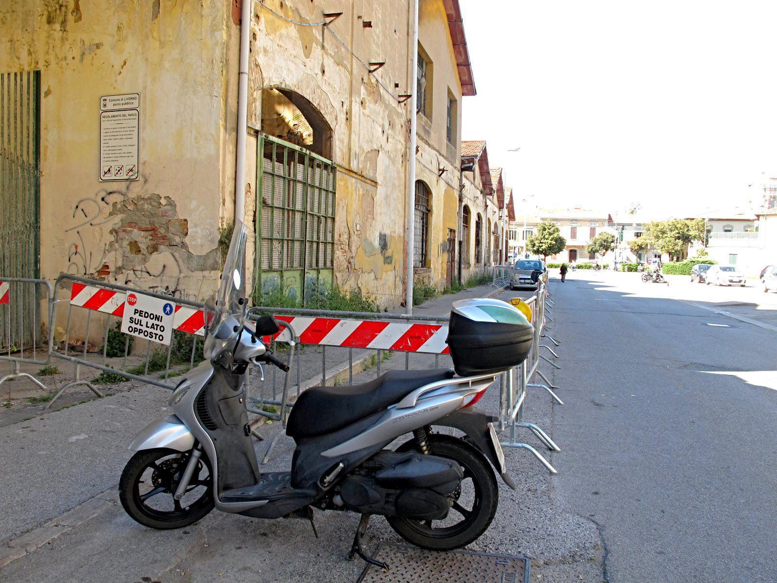 Il marciapiede di via della Meridiana transennato (Marzi pentafoto)